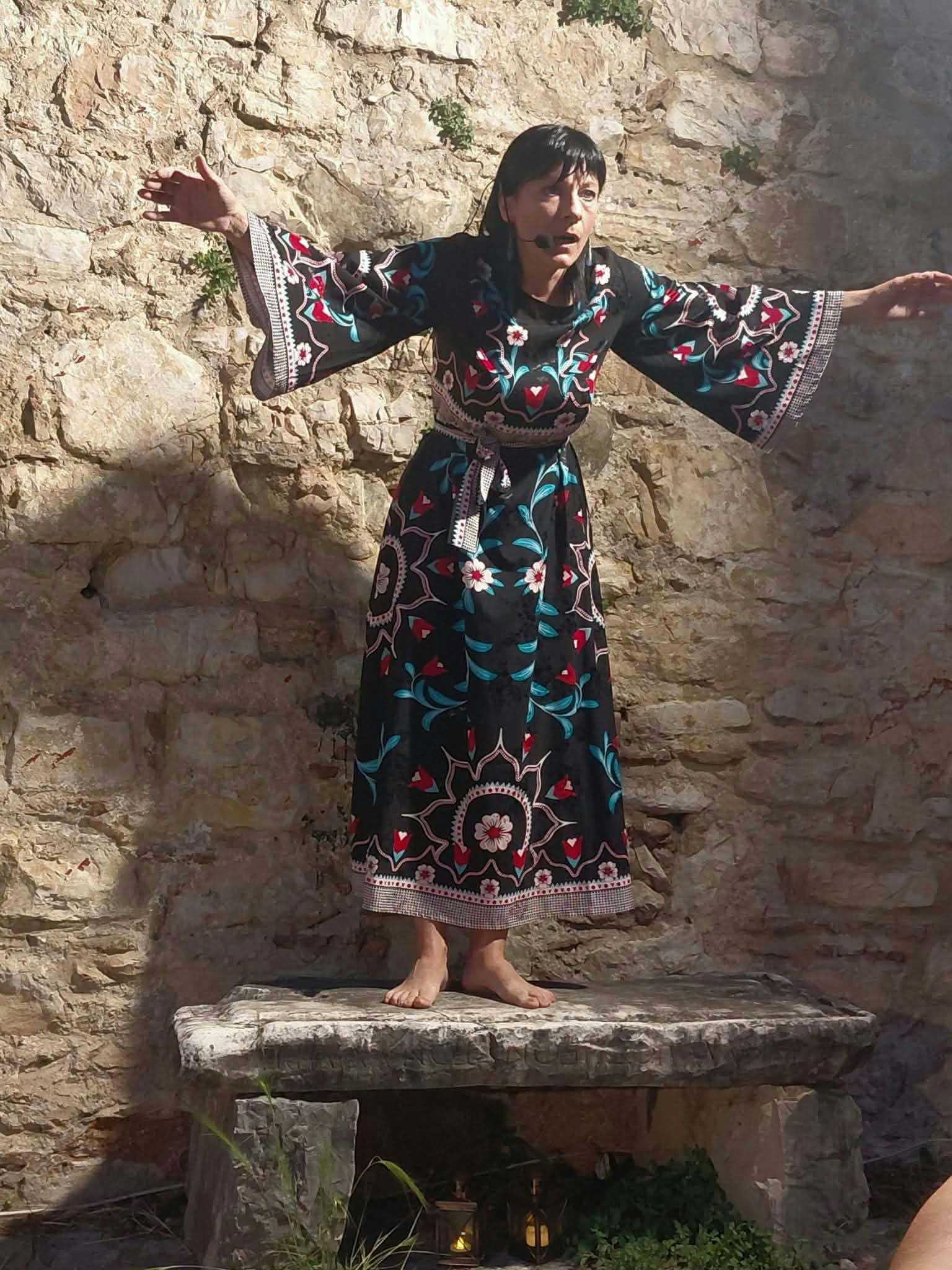 Η Παναγιώτα Στραγανιώτη αφηγείται στην παράσταση «Το γιοφύρι που έμοιαζε σαμάρι στη ράχη του Θεού», σε αρχαιολογικό χώρο