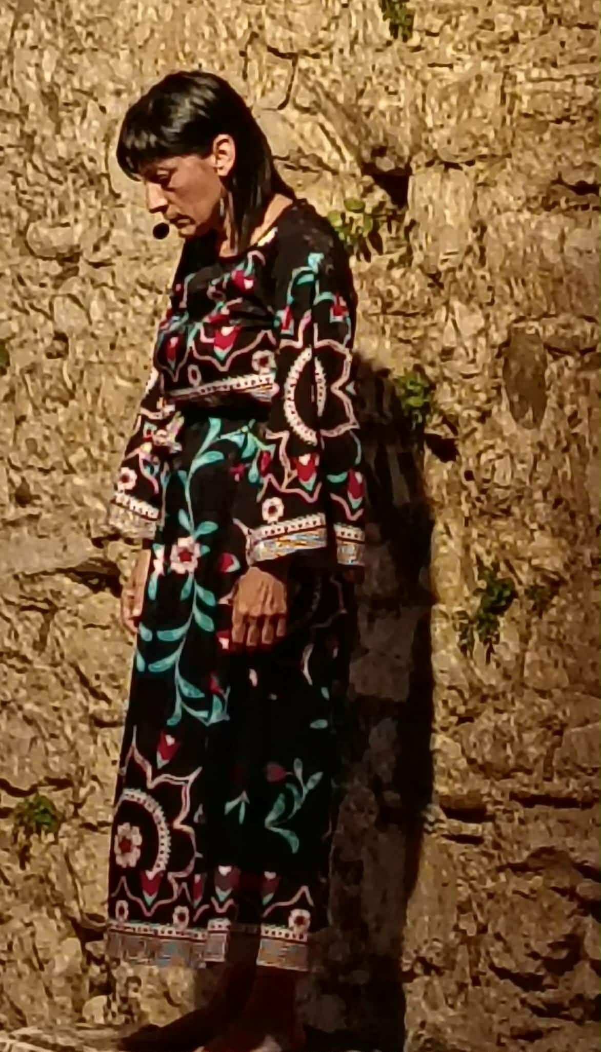 Η Παναγιώτα Στραγανιώτη αφηγείται με παραδοσιακή φορεσιά στην παράσταση «Το γιοφύρι που έμοιαζε σαμάρι στη ράχη του Θεού»